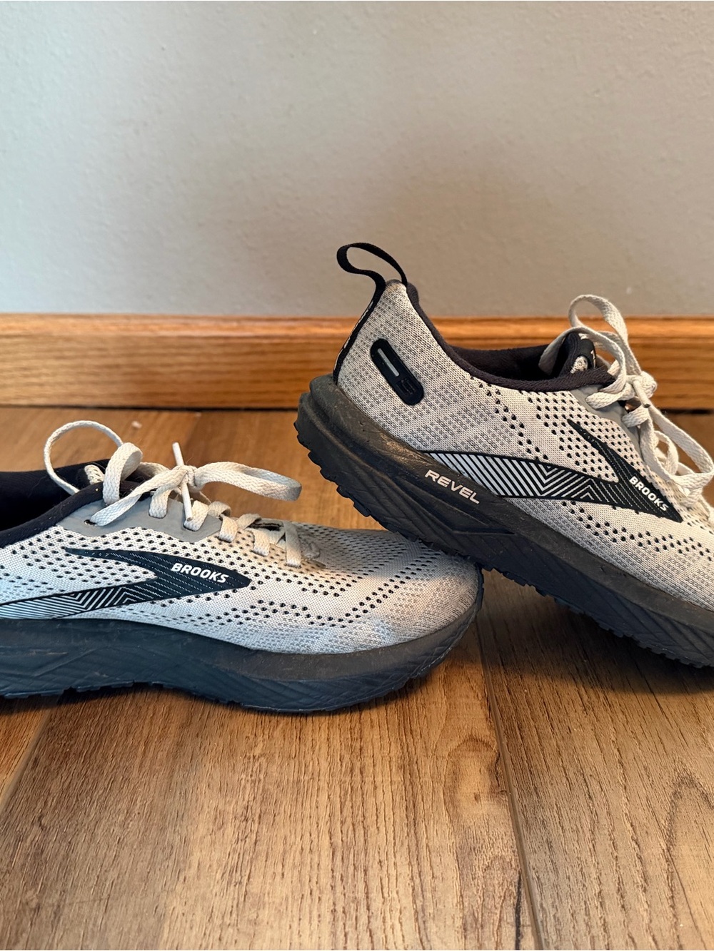 Brooks Revel 6 Lightweight Running Shoes - Light Gray & Black
